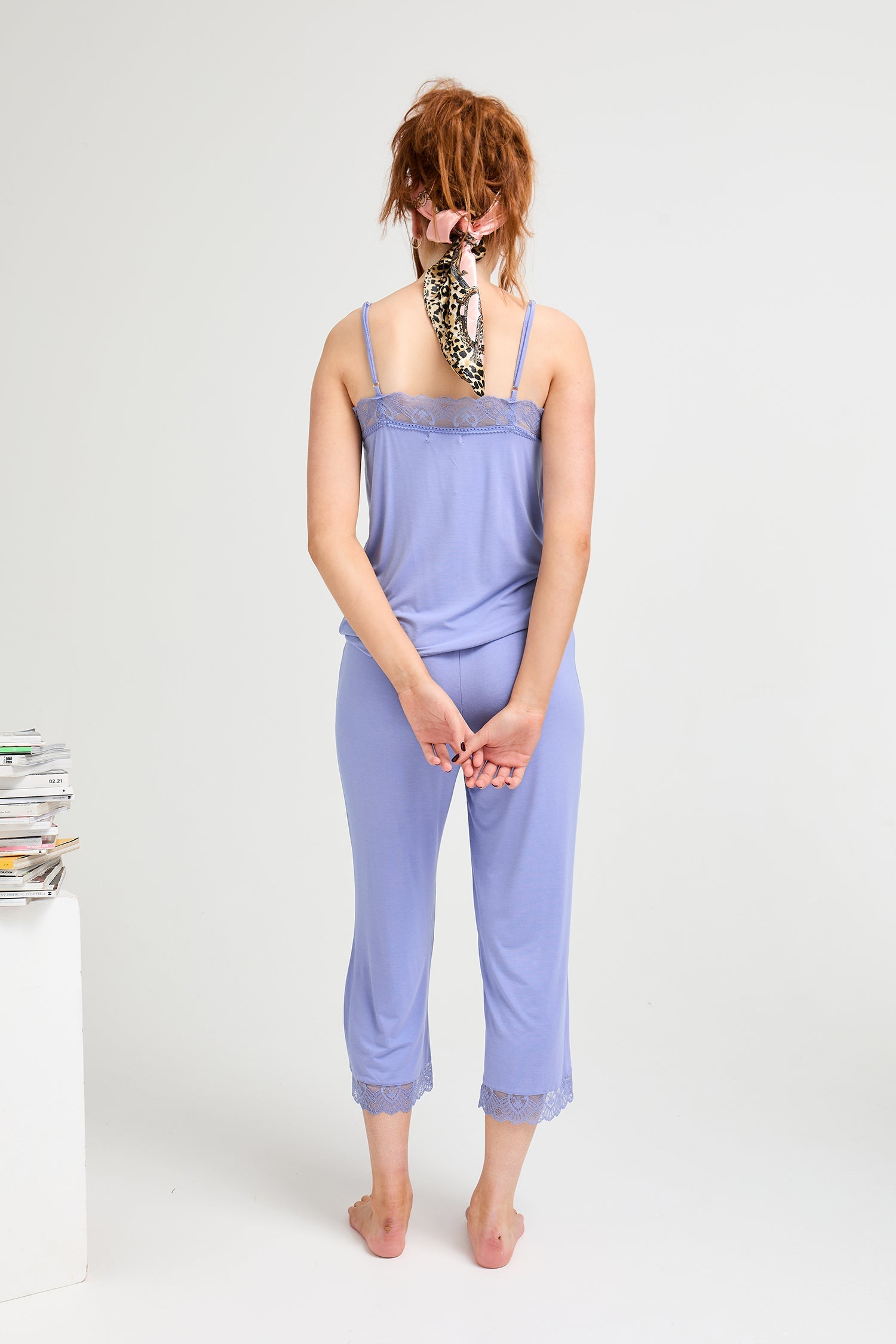 Conjunto de pijama de camisola de encaje de bambú con pantalón cropped en color jaspeado