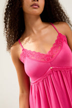 Camisón de encaje de bambú en color frambuesa
