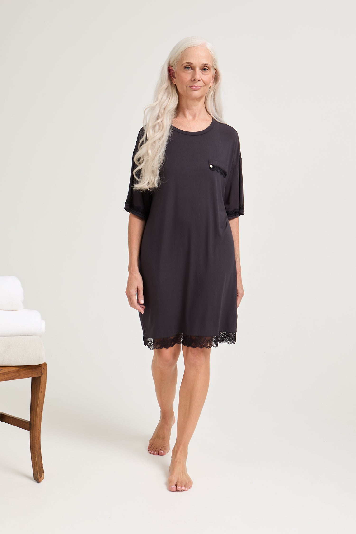 Vestido tipo camiseta de encaje de bambú en Raven