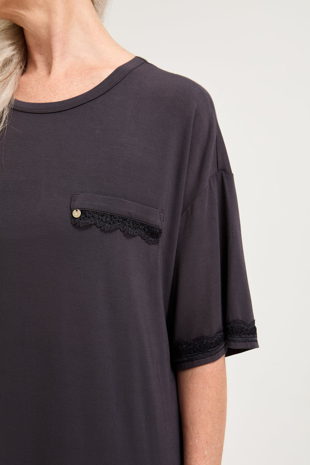 Vestido tipo camiseta de encaje de bambú en Raven