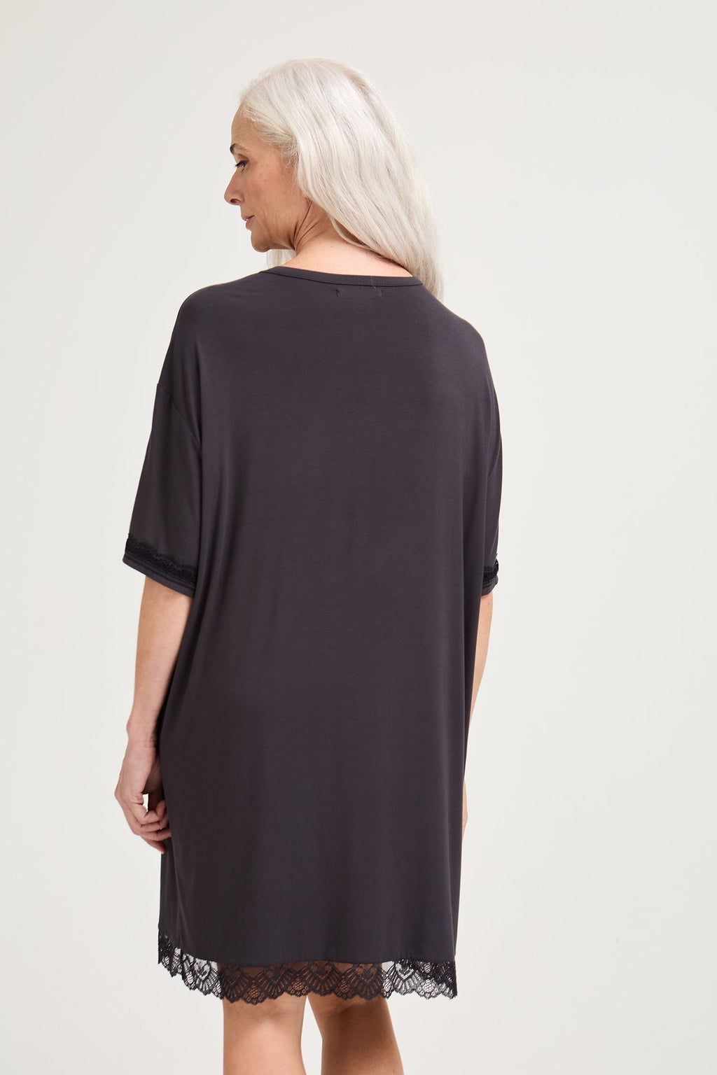 Vestido tipo camiseta de encaje de bambú en Raven