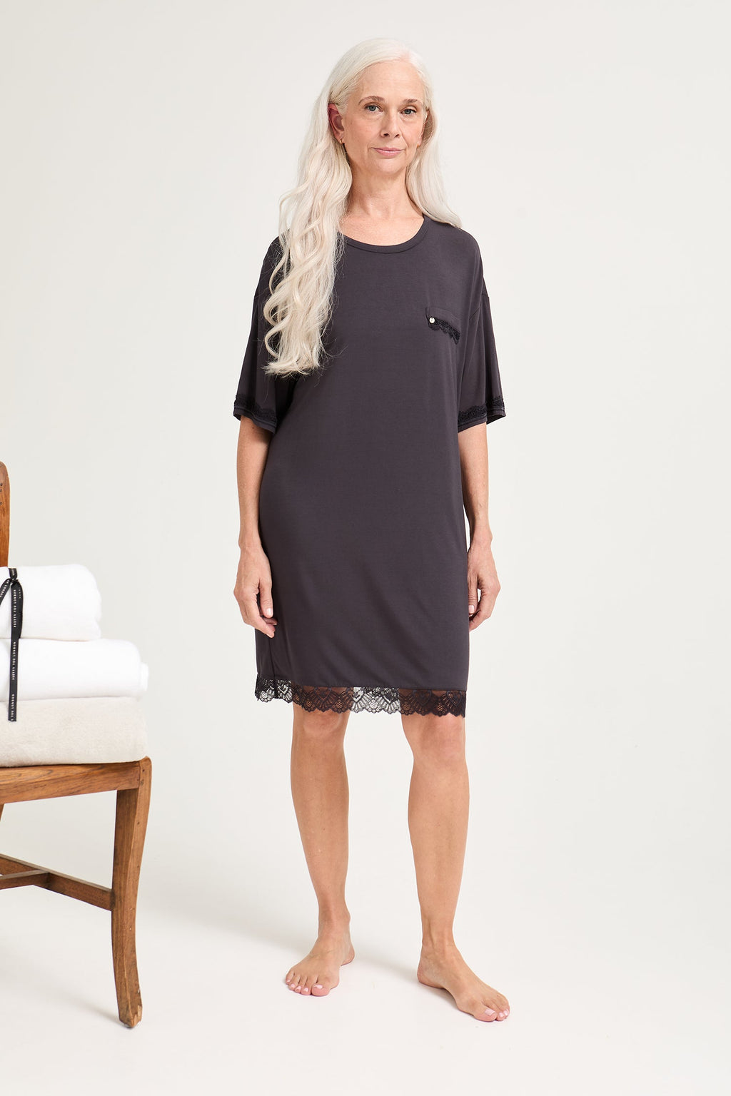 Vestido tipo camiseta de encaje de bambú en Raven