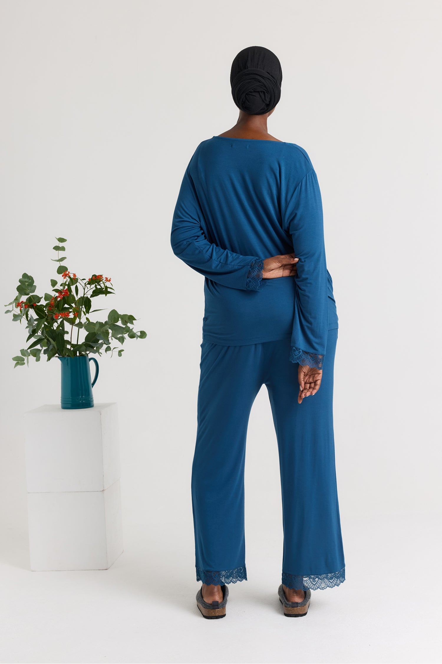 Conjunto de pijama de encaje de bambú con cuello en V en color verde azulado