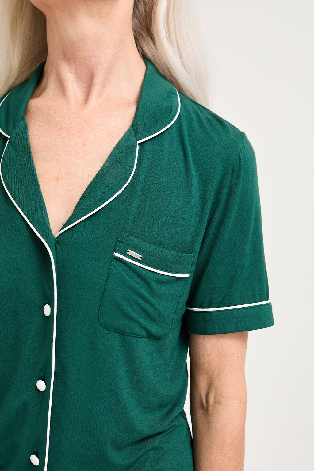 Conjunto de camisa y pantalones cortos de bambú en verde
