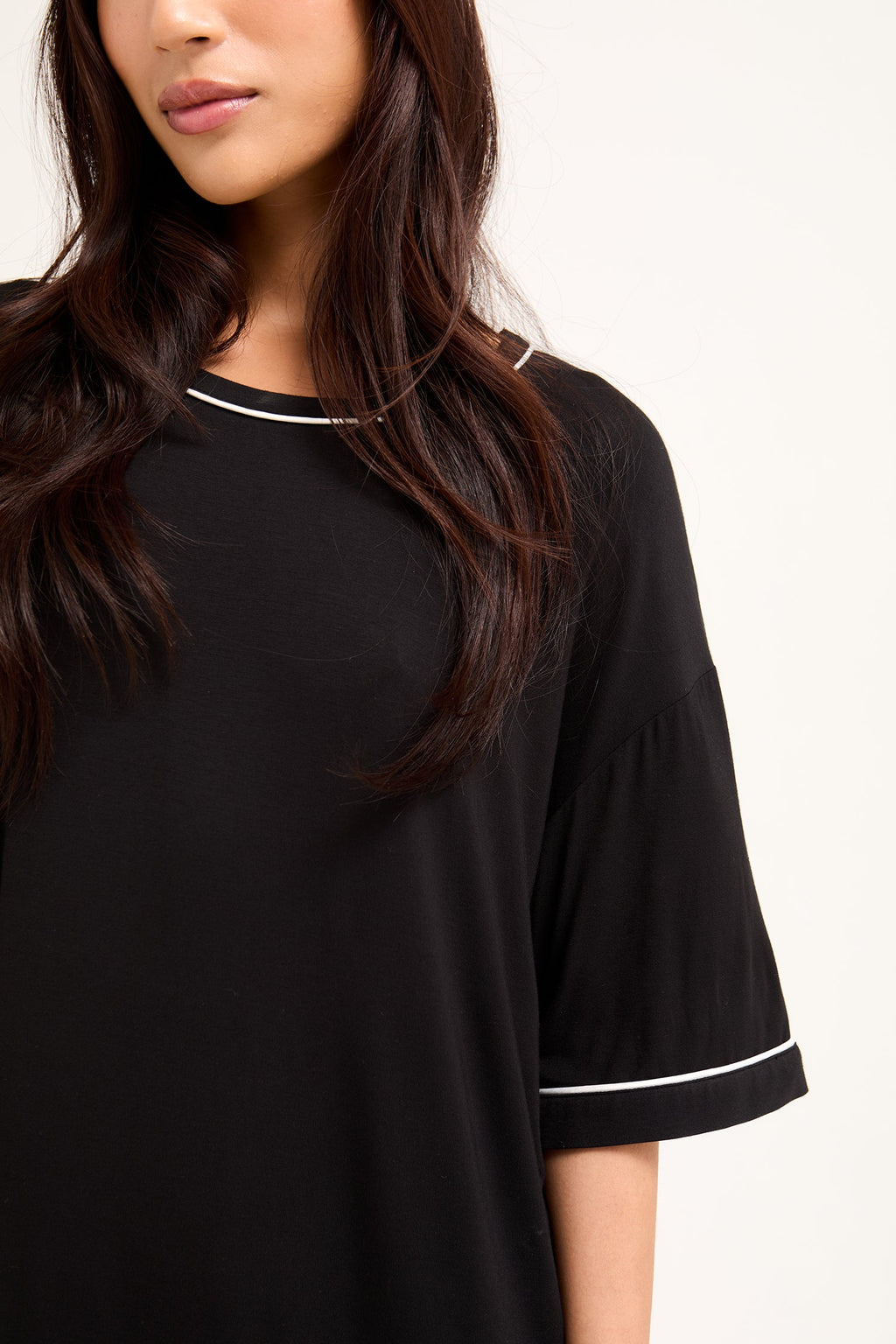 Vestido tipo camiseta de bambú clásico en negro
