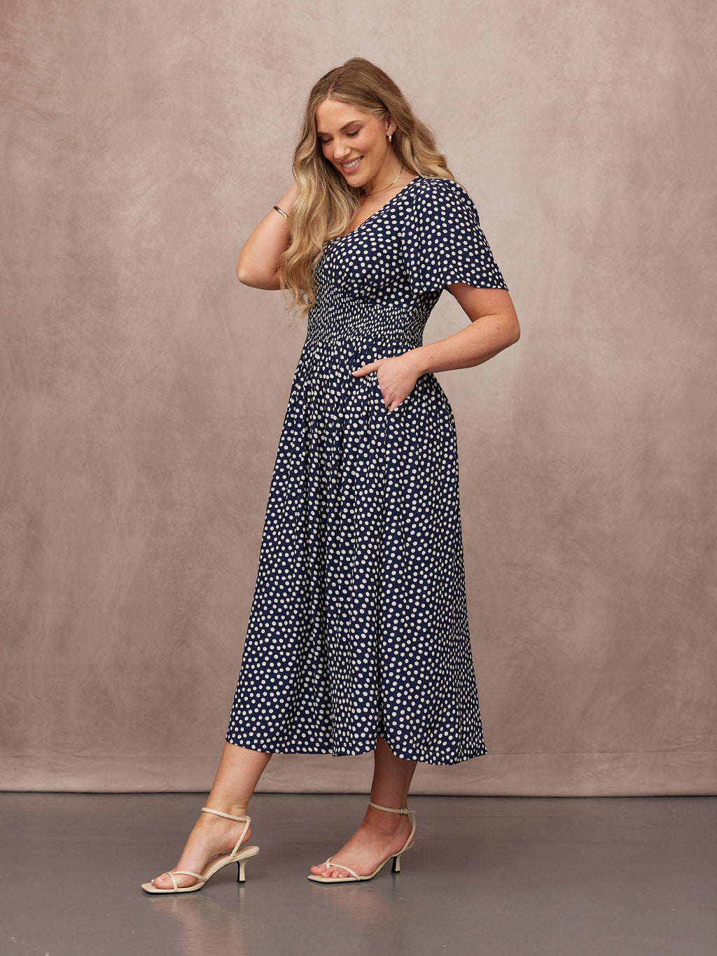 Maddie Vestido de Manga Corta - Estampado de Lunares en Azul Marino