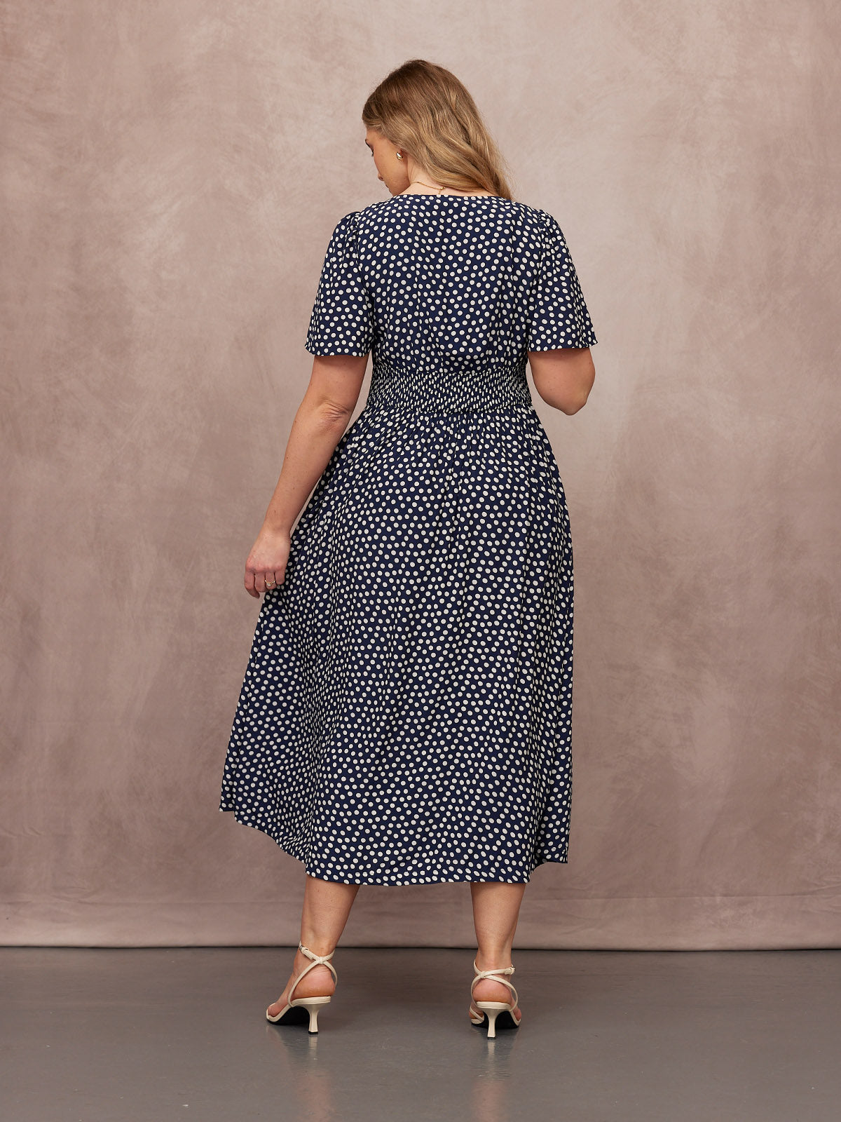 Maddie Vestido de Manga Corta - Estampado de Lunares en Azul Marino