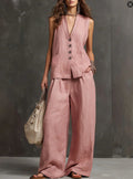 Conjunto de dos piezas con chaleco sin mangas y pantalón de pierna ancha.