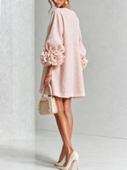 Minivestido blanco con estampado floral y botones, con llamativos puños florales.