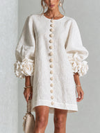 Minivestido blanco con estampado floral y botones, con llamativos puños florales.